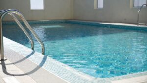Perché il cloro della piscina può far male e come accorgersene in tempo