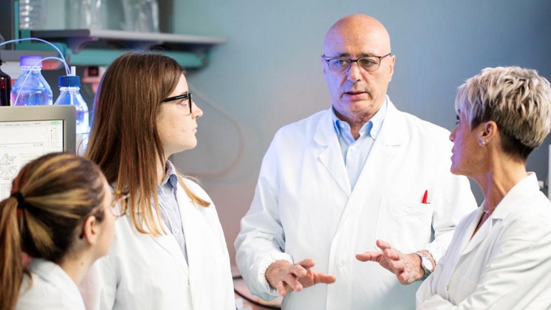 Medici e ricercatori in laboratorio discutono risultati di analisi tossicologiche