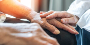 7 segnali di Parkinson che compaiono fino a 20 anni prima del tremore (e che quasi nessuno nota)