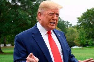 Macchie blu e gonfiore alle gambe: il vero stato di salute di Trump