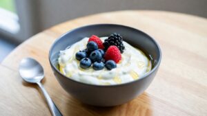 Cosa rende lo yogurt greco diverso da quello che compriamo di solito